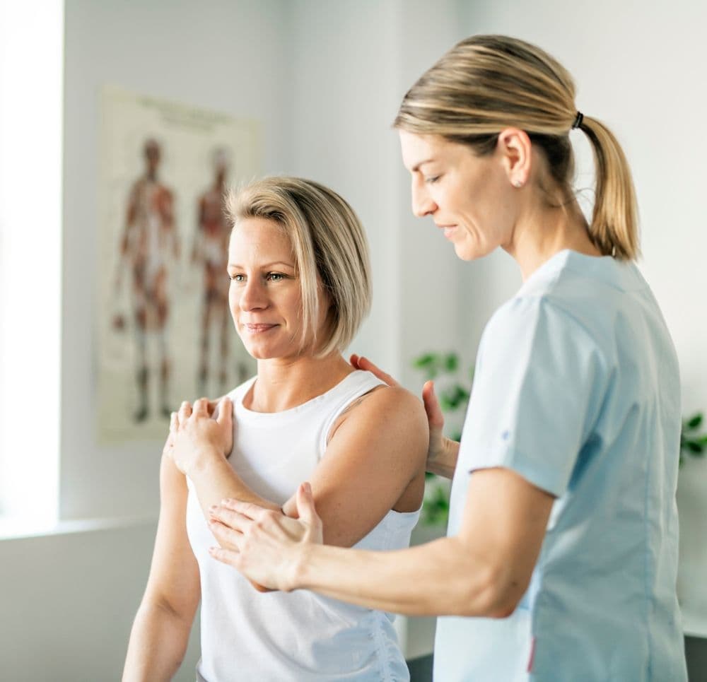 Pacjentka w trakcie badania u fizjoterapeuty