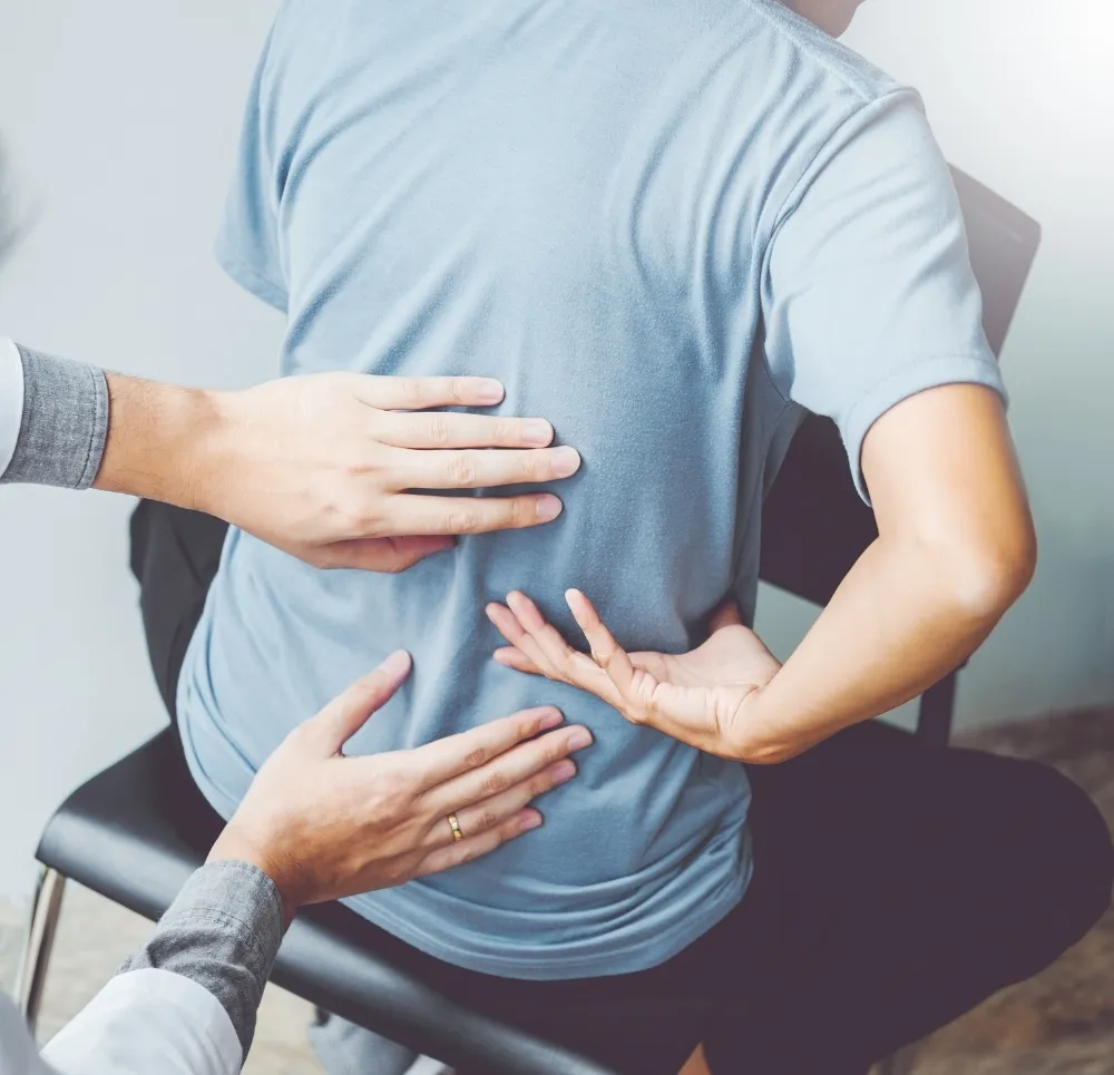 Pacjent  w trakcie badania, wskazuję miejsce bólu