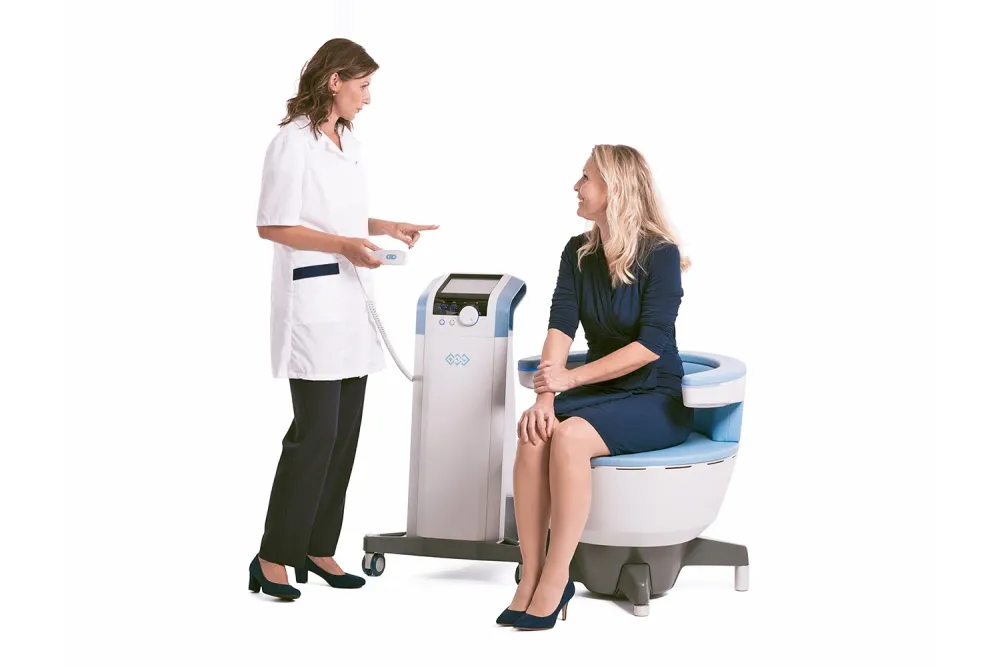 Fizjoterapeutka rozmawia z pacjentką przy urządzeniu Esmella