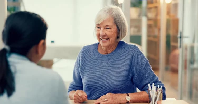 starsza kobieta w trakcie wywiadu podmiotowego